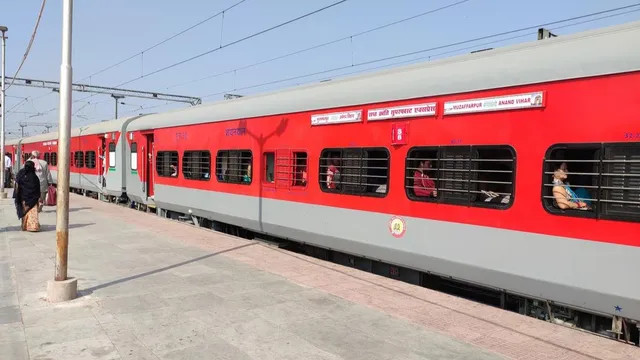 Sapt Kranti Express को दरभंगा से चलाने की तैयारी का चंपारण में भी विरोध, यात्री परेशान
