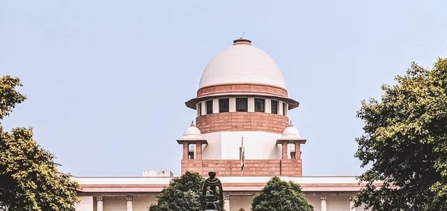 आगरा में आदेश का पालन न होने पर सुप्रीम कोर्ट सख्त, DM सहित 8 अधिकारियों को अवमानना नोटिस जारी