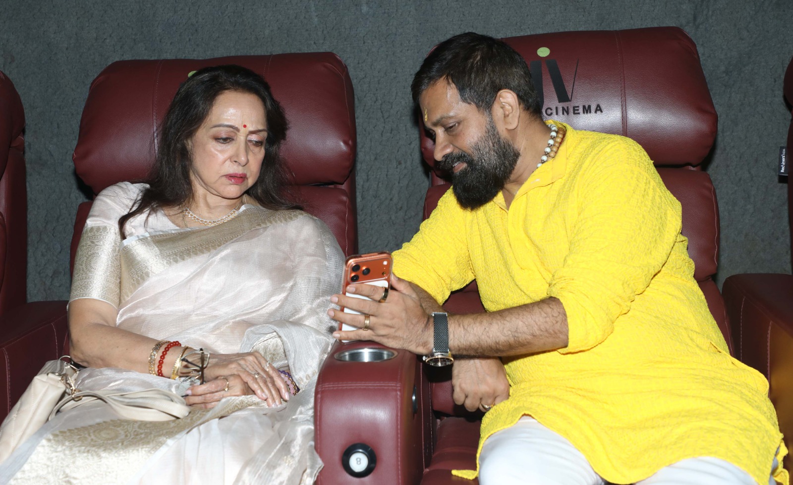 मथुरा में गूंजी श्रीकृष्ण भक्ति: सांसद और अभिनेत्री हेमा मालिनी ने देखी “कृष्णावतरम् पार्ट 1-द हार्ट”, फिल्म की भव्यता और आध्यात्मिक प्रस्तुति से हुईं प्रभावित